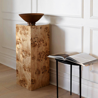 Table basse moderne Rachel Donath en bois grainé, sculpture linéaire, étagère dissimulée, ouverture gauche-droite, table de chevet