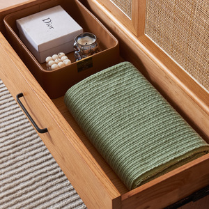 ארון אחסון מודרני לחדר שינה מעץ מלא עם נגיעות ראטן, דלתות כפולות, מגירות מתכווננות, ידידותי לסביבה, מורכב מראש - Product Image 3