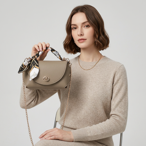 Sac à main de luxe léger en cuir Saffiano kaki avec bandoulière chaîne, poignée foulard et rabat, sac bandoulière, capacité 2-2,9 L pour les trajets quotidiens - Product Image 4