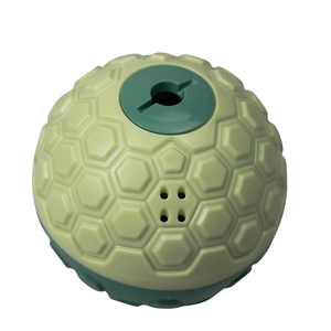 Jouet à bille roulante <span class=keywords><strong>pour</strong></span> <span class=keywords><strong>chien</strong></span> avec des trous <span class=keywords><strong>de</strong></span> distribution <span class=keywords><strong>de</strong></span> friandises physiques et une structure sonore interne <span class=keywords><strong>pour</strong></span> l'alimentation et le jeu en intérieur OEM - Product Image 2