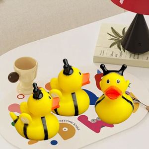 Juguetes de baño de goma con logo personalizado, diseño de abejas y patos flotantes, bonitos y educativos, para bebés, con función de apretar. - Product Image 4