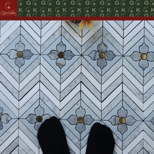 GOLDKING Mosaïque en marbre blanc à chevrons avec motif floral gris et centre doré, montée sur treillis, directement de l'usine, grande disponibilité - Product Image 3