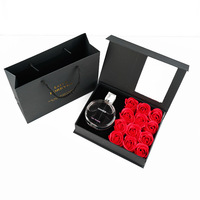 Coffret Cadeau Saint-Valentin 12 Fleurs de Savon à Fenêtre Rabattable, Rouge à Lèvres, Collier, Bijoux – Vente en Gros Chine