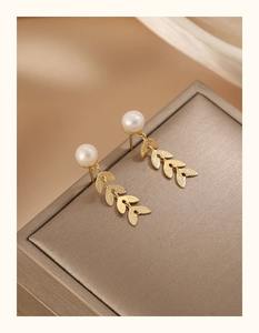 Pendientes de Perlas Redondas Blancas de Alta Luminosidad 6A de Zhuji, Suministro Directo de Fábrica, Elegantes con Hojas de <span class=keywords><strong>Laurel</strong></span>, a la Moda para Chicas - Product Image 6