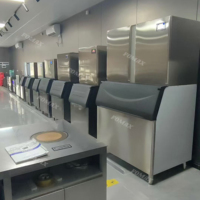 Machine à glaçons professionnelle pour blocs, cubes et boules de glace cristalline pour restaurants, commerces et hôtels. Achetez une machine à glaces.