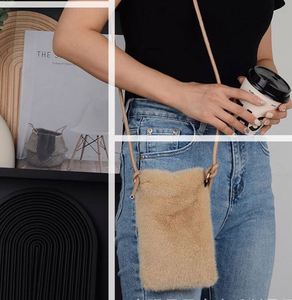 Sac bandoulière en fausse fourrure tendance, petite taille, grand style, convient confortablement pour téléphone portable et cartes - Product Image 4