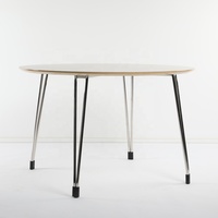Ensemble de table et de chaises de restaurant commercial moderne en acier inoxydable et en bois avec un design durable et respectueux de l'environnement