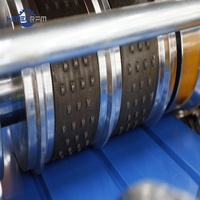 Machine de formage à rouleaux automatique pour panneaux de soffite perforés et ventilés pour les plafonds de maison