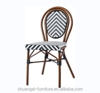 Vente en gros de chaises empilables pour fêtes et cérémonies de mariage chaises rustiques à dossier croisé en chêne courbé chaise à dossier croisé en bois avec siège en rotin