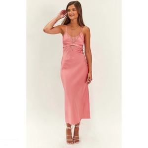 Robe midi rose promotionnelle sans bretelles en dentelle avec dos découpé et bretelles croisées - Product Image 1