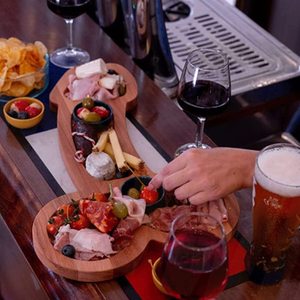 Planche à charcuterie drôle couverts cuisine vin viande Unique femmes cadeaux enterrement de vie de jeune fille en bois fromage apéritif plateau plateau - Product Image 6