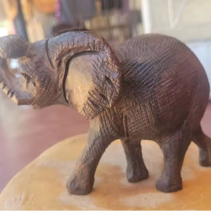 Escultura Tribal Africana Tallada a Mano en Madera Natural, Figura Decorativa para Hogar, Oficina u Hotel - Product Image 1