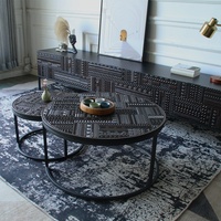 Table basse vintage en teck massif nordique belge sculpté avec structure métallique, design simple et rond, pour salon