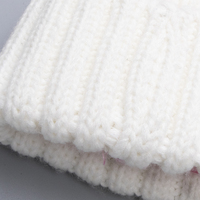 Bonnet d'extérieur blanc côtelé pour femmes, étiquette en cuir, doublé de satin, bonnet à pompon en fausse fourrure personnalisé