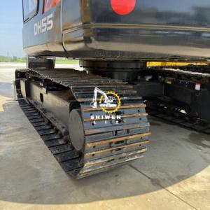 Machinerie de construction d'occasion d'origine coréenne, excavatrice hydraulique sur chenilles DOOSAN 55 à prix avantageux, DH55 rouge, bon état - Product Image 3