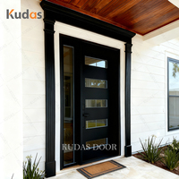 Porte d'entrée simple moderne en bois massif noir, avec vitrage horizontal isolant et vitrage latéral.