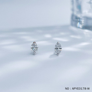 Boucles <span class=keywords><strong>d</strong></span>'oreilles clous Lerca en or blanc 18 carats avec diamants de laboratoire, taille marquise à deux griffes, design polyvalent Lune <span class=keywords><strong>Rivière</strong></span> Étoile - Product Image 1