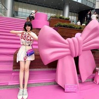 Décoration murale en forme de nœud rose pour influenceurs, idéale pour les boutiques de vêtements haut de gamme, restaurants, ou comme accessoire photo pour l'accueil, disponible en version sur pied.