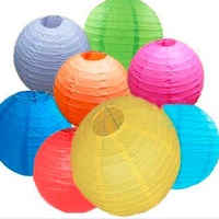 Lanternes de papier suspendues artisanales de différentes tailles faites à la main personnalisées pour la décoration de mariage