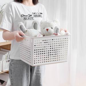 Cesta de almacenamiento de plástico rectangular con asa para organizar artículos pequeños y aperitivos en el escritorio, estilo sencillo - Product Image 4