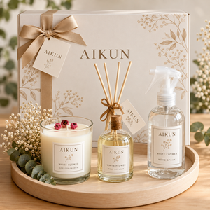 Coffret cadeau de parfums d'intérieur Aikun White Floral Clear Glass, trois pièces, comprenant une bougie parfumée, un diffuseur à bâtonnets et un spray d'ambiance. - Product Image 2