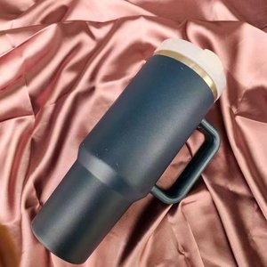 2025 Regalo de Navidad Logotipo personalizado Pantalla de seda Grabado con láser Impresión UV 40oz Vaso de viaje Regalo para empleados - Product Image 2
