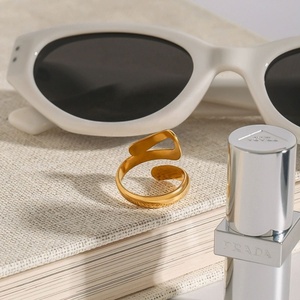 Bague de mode personnalisée en acier inoxydable plaqué or rose, étanche, inaltérable, sensation de luxe léger et haut de gamme pour femme - Product Image 4