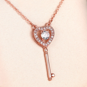 Collana Classica con Ciondolo a Cuore e Chiave per Donna, Catena a Maglie, Gioiello alla Moda da Indossare Ogni Giorno - Product Image 6