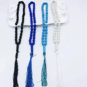 Venta al por mayor de cuentas de oración musulmanas YASEEN étnicas de 33 piezas, de resina ovalada en forma de arroz de 8 mm, con borlas decorativas. - Product Image 1
