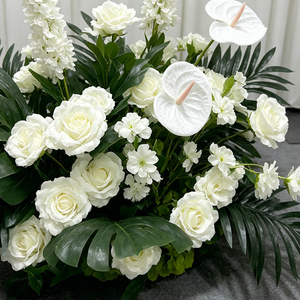 Conjunto de Flores Artificiales para Boda con Rosas Blancas Tropicales y Monstera, Decoración Floral para Ceremonia, Pasillo y Letrero de Bienvenida - Product Image 4