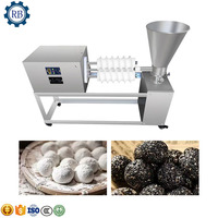 Machine automatique de fabrication de boules de riz avec machine de recouvrement et de roulage pour les boules énergétiques, les boules de sésame, les mochi