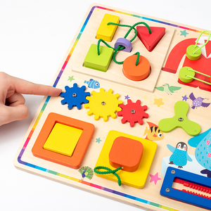 Tableau d'activités en bois UBM Penguin SR-0043 pour enfants de 3 à 6 ans, rose, avec horloge, engrenages, lacets, fermetures éclair, lion, porte, motifs étoiles et arc-en-ciel - Product Image 3