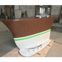 Comptoir de bar en bois de noyer de style bateau avec seau à glace, design haut de gamme, utilisé pour la maison