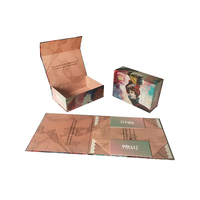 Boîte magnétique pliable haut de gamme avec impression artistique couleur intégrale et gaufrage, personnalisable avec votre marque, pour l'emballage de vêtements et de produits de beauté