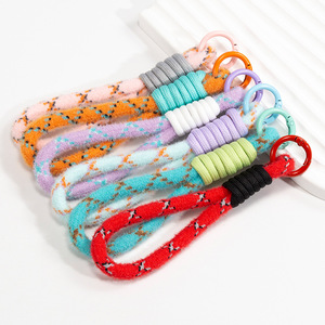 Vente en gros de dragonne en peluche tressée colorée <span class=keywords><strong>cordon</strong></span> pour téléphone <span class=keywords><strong>portable</strong></span> lanière anti-perte corde porte-clés - Product Image 1