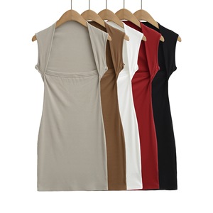 Un vestido sin mangas de cuello cuadrado de corte bajo súper picante con una correa para el hombro, una falda corta ajustada sexy como capa base - Product Image 1