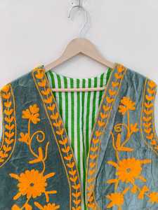 Gilet brodé en velours Suzani fait main, veste bohème vintage à fleurs pour femmes - Product Image 2