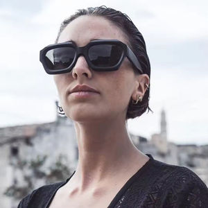 Lunettes de soleil personnalisées en forme de visage en diamant pour femmes, crème solaire de mode en plein air avec étui à lunettes, vente à chaud - Product Image 4