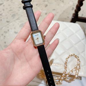 นาฬิกาควอทซ์อะคริลิคหรูหราน้ำหนักเบาเป็นมิตรกับสิ่งแวดล้อม xiaoxiangfeng 10เมตรรุ่นสี่เหลี่ยมผืนผ้าแฟชั่นสีแดงออนไลน์ทรงสี่เหลี่ยม - Product Image 3