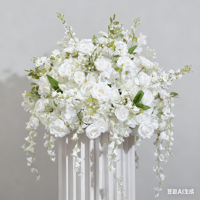 Composition florale en gros de roses roses pour la mise en scène de demande en mariage, boule de fleurs, centres de table de mariage, décoration