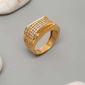 Bague pour homme en alliage tendance, plaquée or 18 carats, entièrement sertie de diamants, design géométrique, bijou cadeau - Product Image 1