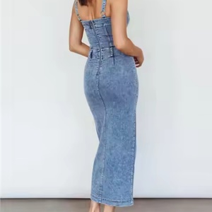 Vestido vaquero de verano de alta calidad al por mayor para mujer, sexy, con tirantes finos, cintura elástica y abertura, vestido midi de mezclilla. - Product Image 3