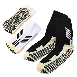 Chaussettes de basketball antidérapantes, longueur cheville, semelle antidérapante, design rayé blanc et noir pour adultes, utilisation sportive estivale - Product Image 1