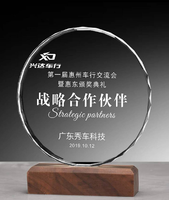 Trophée en cristal gravé sur mesure, écologique, avec design sablé et base en bois, pour les compétitions de reconnaissance d'entreprise