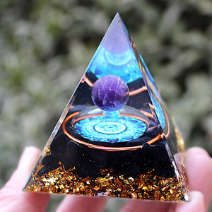 Pyramide en époxy cristal avec boule d'améthyste de 6 cm, ornement de bureau fait main, décoration d'intérieur - Product Image 2