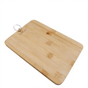 Planche à découper en bambou Tharuwood, 1 pièce avec anneau de suspension, ustensile de cuisine durable fabriqué au Vietnam - Product Image 1