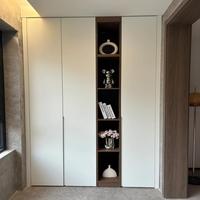Meuble de rangement artisanal crème minimaliste pour balcon, unité sur mesure résistante aux intempéries pour espace extérieur d'appartement