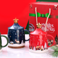 Personnalisation en gros d'usine de tasses de Noël en céramique irrégulières de différentes formes, motifs et couleurs avec emballage cadeau