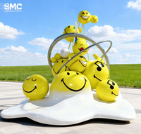 Statue de pingouin astronaute moderne grandeur nature en fibre de verre personnalisée SMC OEM, durable, résistante aux intempéries, pour jardin et cour