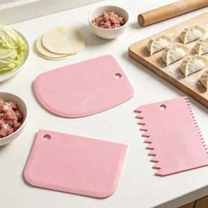 Ensemble de 3 grattoirs à gâteau en plastique rose, lisseurs de pâte à pâtisserie, peignes à glaçage, outils de décoration pour la pâtisserie, compatibles lave-vaisselle - Product Image 6
